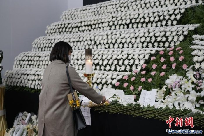 当地技术11月1日23时45分许，韩国众人在位于首尔广场的集体焚香所吊唁梨泰院踩踏事故遭难者。 中新社记者 刘旭 摄